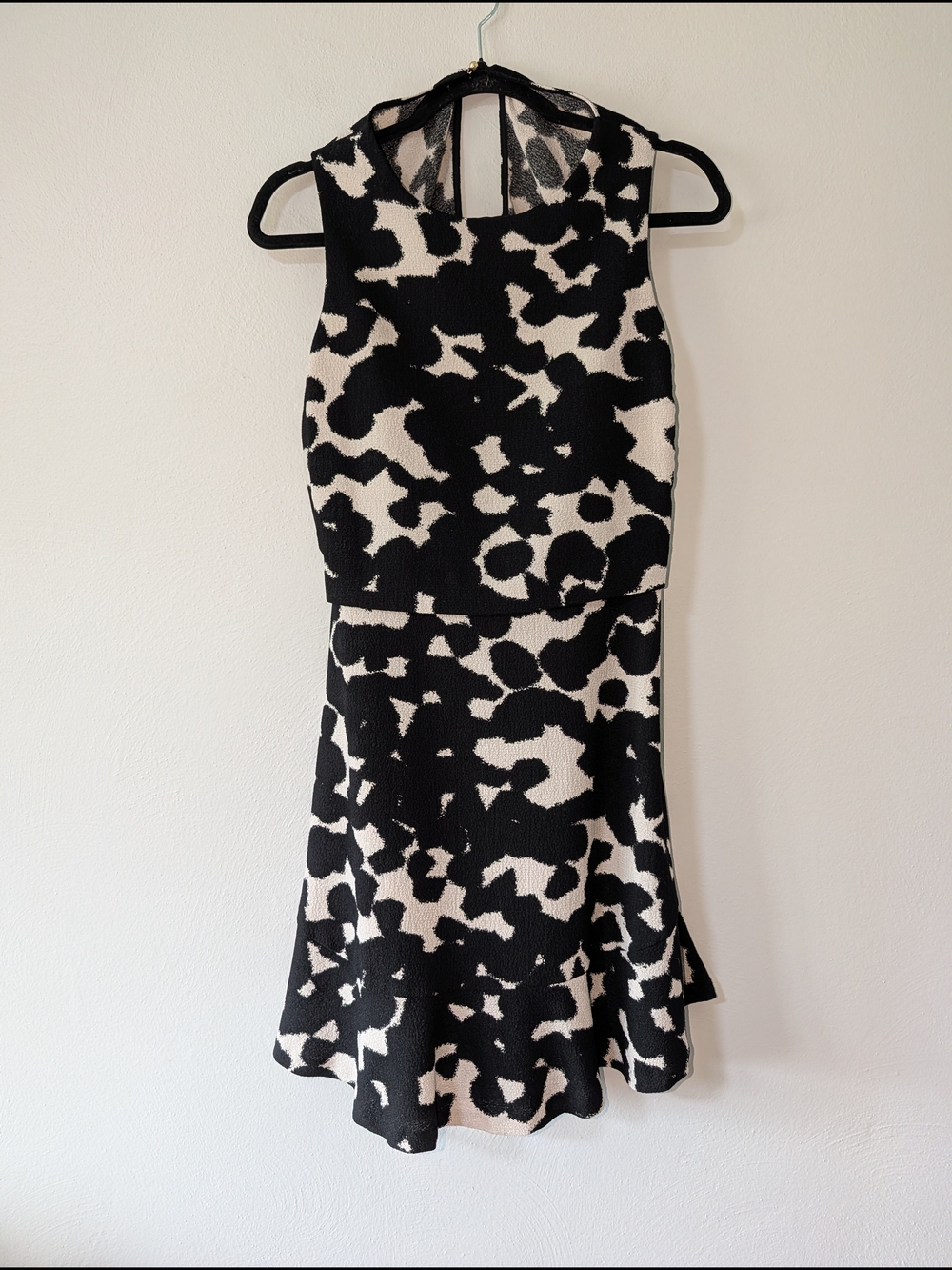 8 BCBGMaxAzria Black and White Patterned Sleeveless Mini Dress